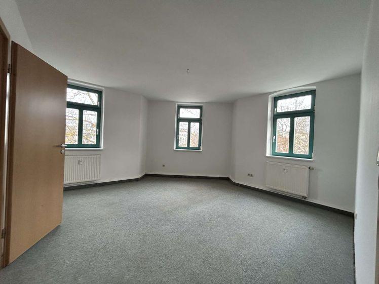 ***Helle DG-Wohnung in Altendorf – in Renovierung, neuer Laminatboden*** - Foto 1