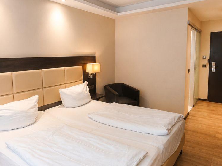 Hotel-Atmosphäre: vollausgestattetes möbliertes ehemaliges Hotelzimmer in Karlsruhe zu vermieten. - Photo 1