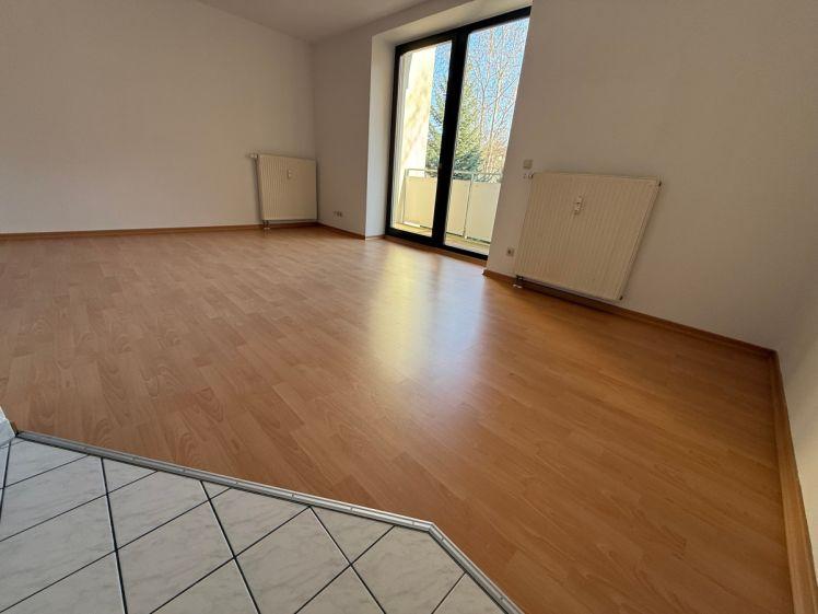 Bezugsfrei ab dem 1.1.27 - 1. OG mit großem Süd-Balkon in Küchwaldnähe ! - Photo 1