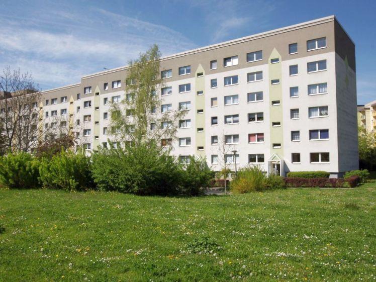 Helle 4-Raum-Wohnung im 5. Obergeschoss mit schönem Blick ins Grüne - Photo 1