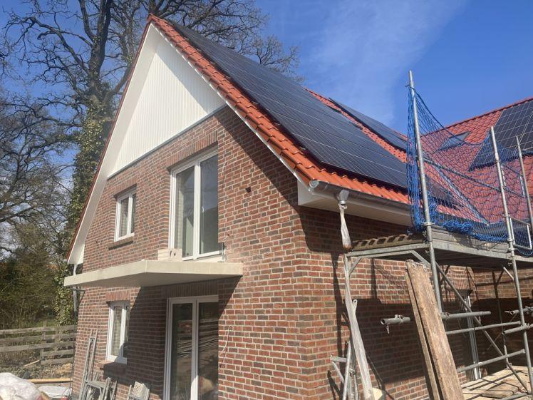 Barum – Stilvolle 2-Zimmer-Neubau-Dachgeschosswohnung mit Fahrstuhl, Terrasse & Wohlfühlfaktor - Photo 1
