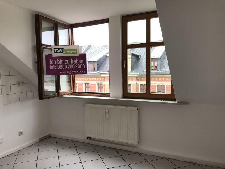 Gemütlich im Dachgeschoss mit Balkon und Dachschrägen wohnen - Foto 1