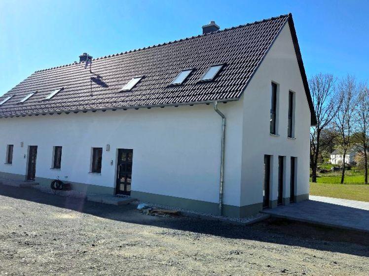 Erstklassige Doppelhaushälfte (Niedrigenergiehaus) m. gr. Terrasse, Carprot sowie Gartenanteil - Foto 1