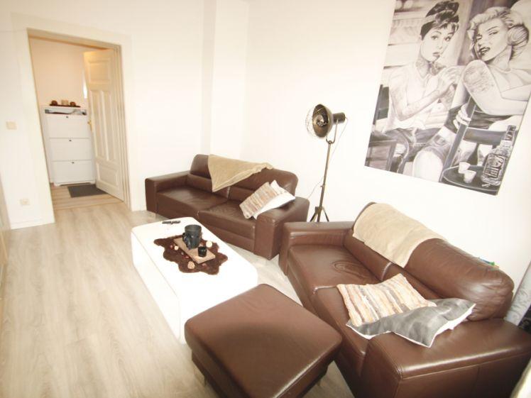 AnKaSa GmbH*Balkon*EBK*Stellplatz mgl: 2 Zimmer Wohnung*2.OG*Wohnküche*Bad mit Wanne*frei 01.09.2026 - Photo 1