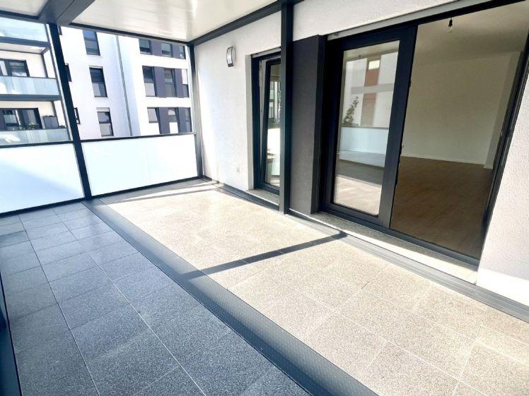Moderne 3 Zimmer NB Wohnung mit EBK, großem Balkon und TG - Foto 1