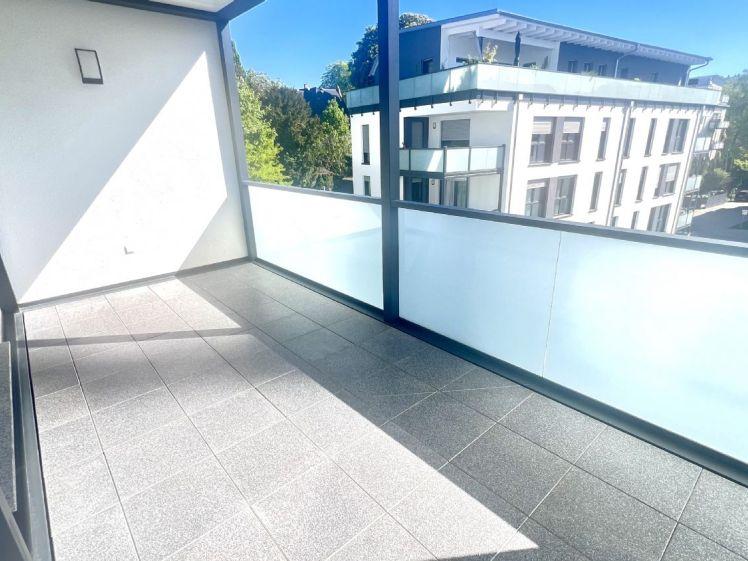 Zentrumsnahe 3 Zimmer NB Wohnung mit EBK, großem Balkon und TG - Photo 1
