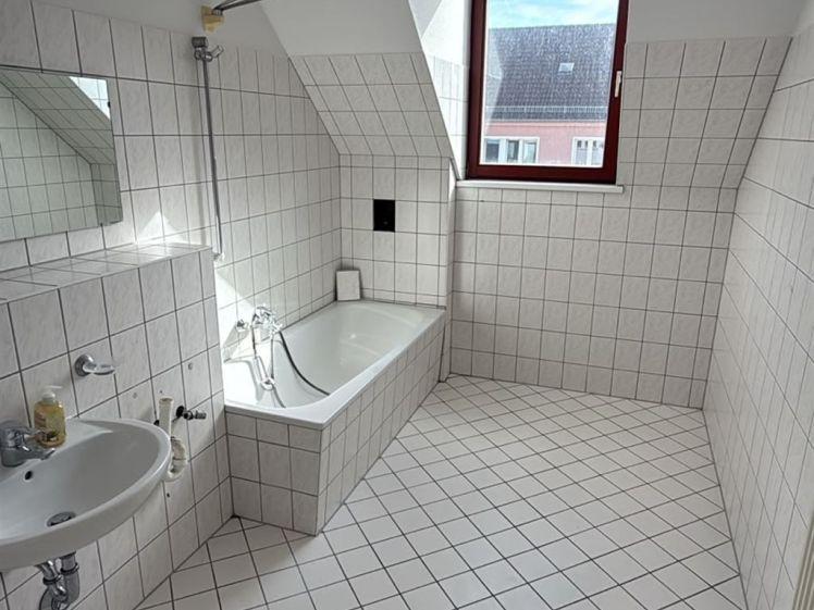 Großzügige 3-Zimmer mit Wannenbad, EBK und Laminat in zentraler Lage! SP mgl. - Foto 1