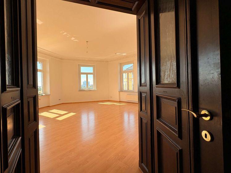 gepflegte 105m²-Wohnung mit Stuck, Wanne, Dusche und Aufzug! - Photo 1