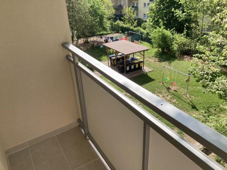 Zweitbezug nach Sanierung! Großzügige 3-Zimmerwohnung mit Laminat, Balkon, Wanne und Einbauküche! - Photo 1