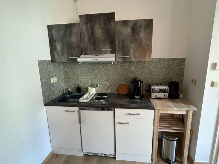Zweitbezug nach San.! Kompaktloft 1-Zi. im Hinterhaus mit Du. und Lam. in zentraler Lage! EBK mgl. - Photo 1