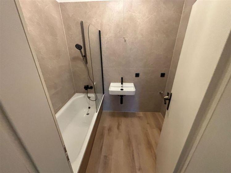 NEU-Sanierte 2-Zimmer mit Laminat, Wannenbad und offener Küche in zentraler Lage! EBK mgl. - Foto 1