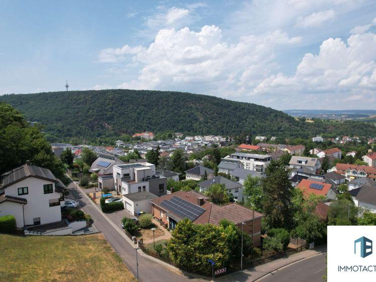 WG-Geieignet! Wohnen mit Panoramablick: renovierte 4-Zimmer-Wohnung mit zwei Balkonen - Photo 1