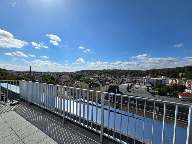 Exklusives Penthouse | 50 m² Wohnbereich | EBK | 2 Dachterrassen | Gästebad | Aufzug | 2 Stellplätze - Photo 1