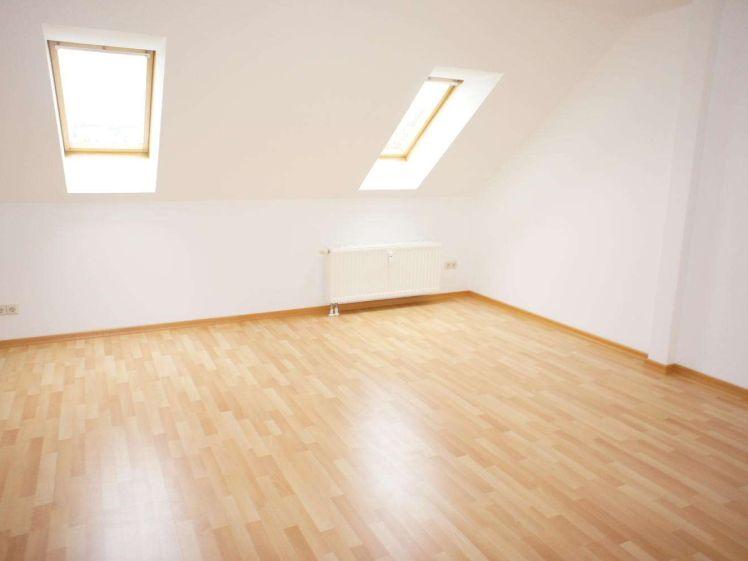 Frei ab 1.4.26 - im DG - WG-gerecht - Bad mit Fenster - Photo 1