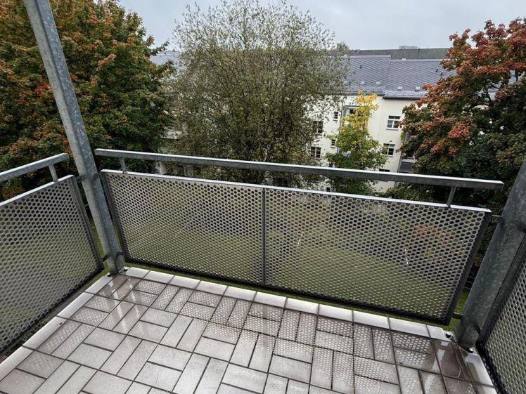 Großzügige 2-Zi. mit Laminat, Wanne, Abstellraum & Balkon in ruhiger Lage! - Foto 1