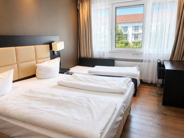 Hotel-Atmosphäre: vollausgestattetes möbliertes ehemaliges Hotelzimmer in Karlsruhe zu vermieten. - Photo 1