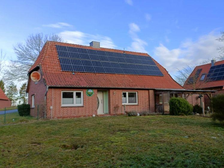 Einfamilienhaus in idyllischer Lage mit großem Grundstück zu vermieten - Foto 1