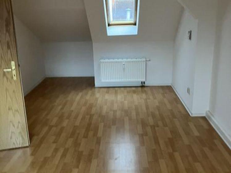 Gemütliche DG 1-Zimmer mit Laminat in ruhiger Lage! - Photo 1