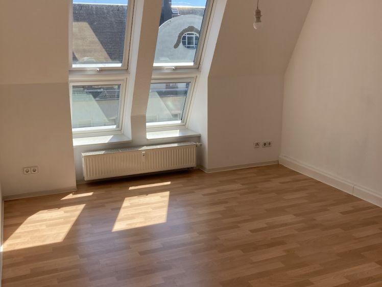 Zentrale 3-Raum-Wohnung mit Aufzug, Stellplatz und Top-Anbindung für Familien und Paare. - Photo 1