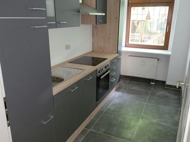 Großzügige und neu renovierte 2-Zimmer mit EBK & Laminat im Zentrum! - Photo 1