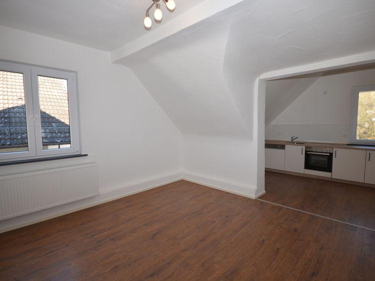 DIETZ: Helle 2-Zimmer-Wohnung mit neuer Einbauküche! - Foto 1
