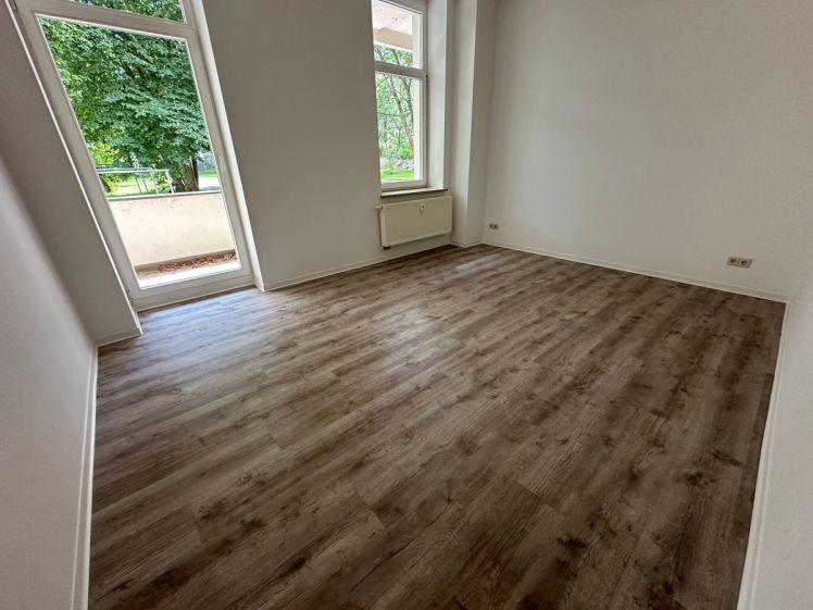 Frei ab 1.8. - EBK-Abkauf mögl / nur Wohnzi. straßenseitig / Stellplatz ! - Photo 1