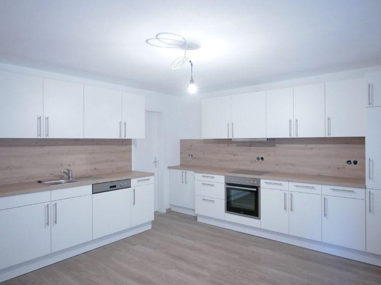 Große 4 Zimmer Wohnung mit moderner Einbauküche zu vermieten! - Photo 1