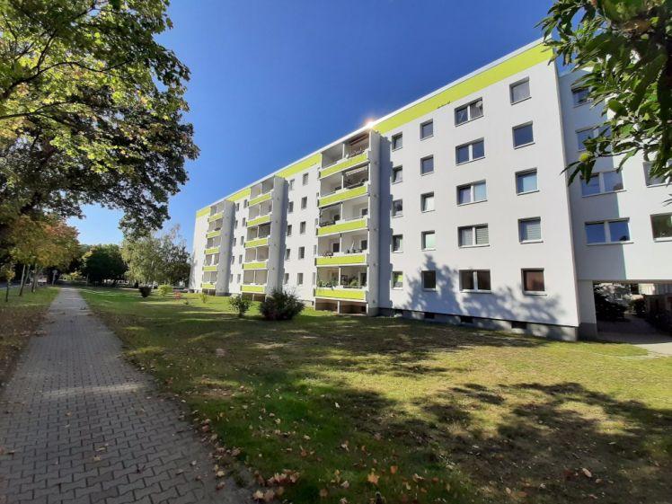 Ruheoase im Grünen: Familienfreundliche 4-Raumwohnung mit Balkon - Foto 1
