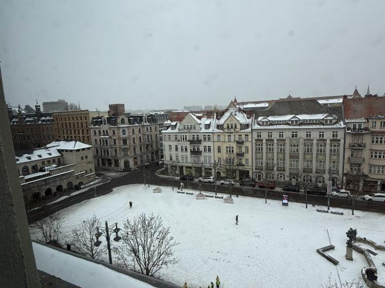 Saniertes 2-Raum Dachgeschoss mit EBK im Herzen der Altstadt von Halle - Photo 1
