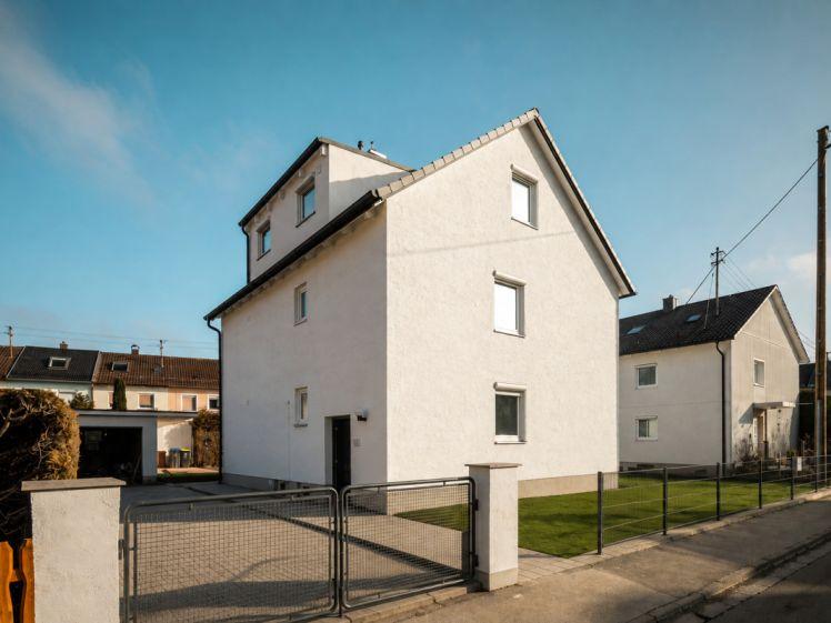 Helle, moderne Dachgeschosswohnung in Kissing mit eigenem Gartenanteil - Foto 1