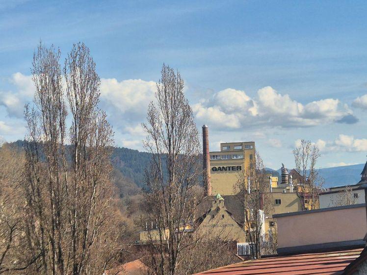 3-Zimmer-Maisonette mit großer Dachterrasse – Stadtleben und Schwarzwaldblick vereint - Photo 1