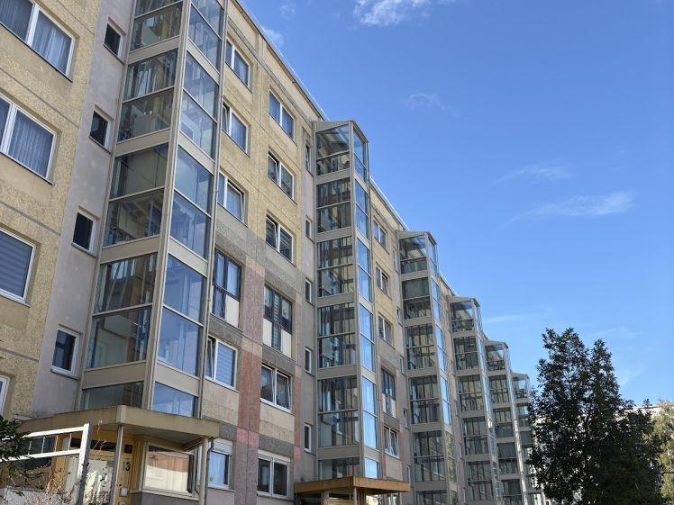 Modernes Wohnen: Aufzug, helle Küche mit Fenster und praktische Abstellkammer - Foto 1