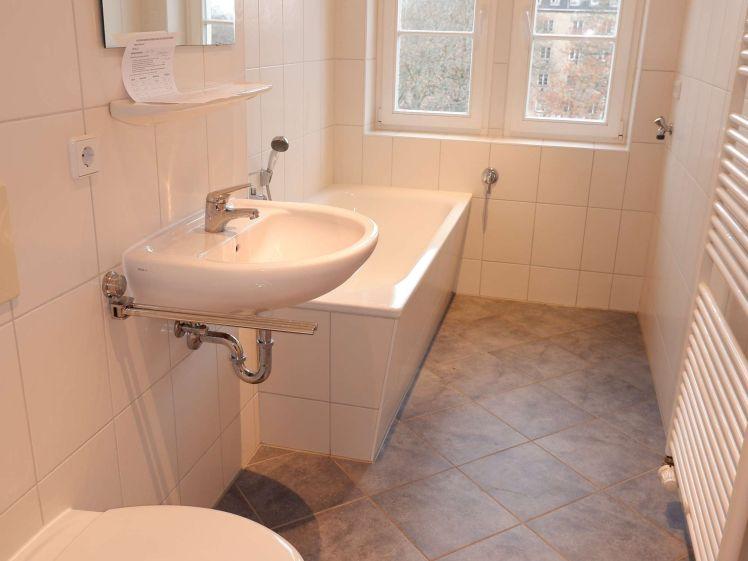 2. OG + Bad mit Wanne u. Fenster + Bodenkammer und Keller - Photo 1