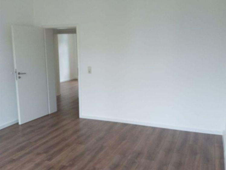 Gemütliche 4-Zimmer mit Laminat und Wannenbad in guter Lage! - Foto 1