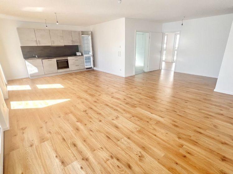 Moderne 3 Zimmer NB Wohnung mit EBK, großem Balkon und TG - Foto 1
