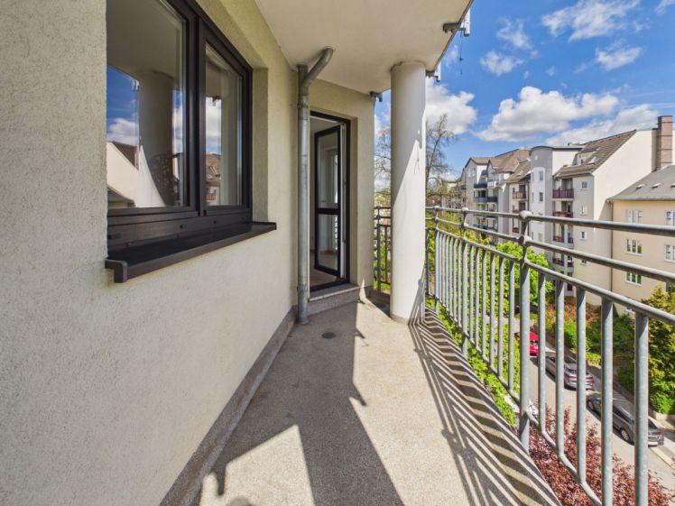Mit Lift ins 4. OG - Balkon - Wanne + Dusche - Tiefgaragenstellplatz u.v.m. - Foto 1