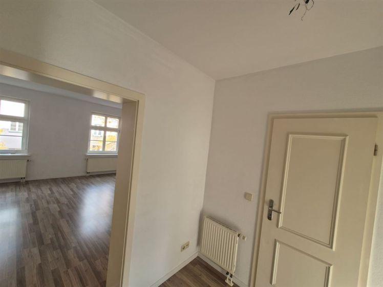 Kompakte 2-Zimmer mit Einbauküche, Laminat und Wannenbad in guter Lage - Photo 1