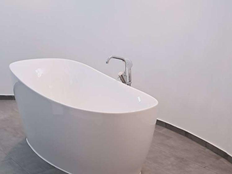 ***DACHGESCHOSSWOHNUNG~3 RÄUME~KLIMAANLAGE~ERSTBEZUG~HOCHWERTIGE EINBAUKÜCHE~BALKON~STELLPLATZ*** - Photo 1