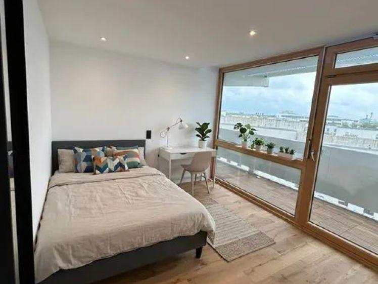 Möblierte WG-Zimmer im 9. OG 4 hochwertig möblierte Zimmer in einer frisch sanierten 4er-WG · Wohnung 56 · U3 Obersendling & S-Bahn Siemenswerke fußläufig - Photo 1
