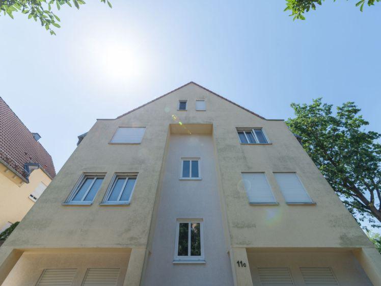 SfKW - Helle 2-Zimmerwohnung mit Einbauküche und Dachterrasse und Stellplatz - Photo 1
