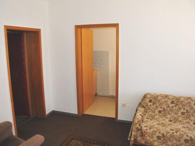 Zwei-Zimmer-Singlewohnung mit separater Küche und Stellplatz - Photo 1