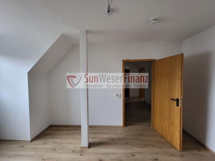 1 Monat mietfrei ! - Helle 2- Zimmer Dachgeschosswohnung in zentraler Lage - Photo 1