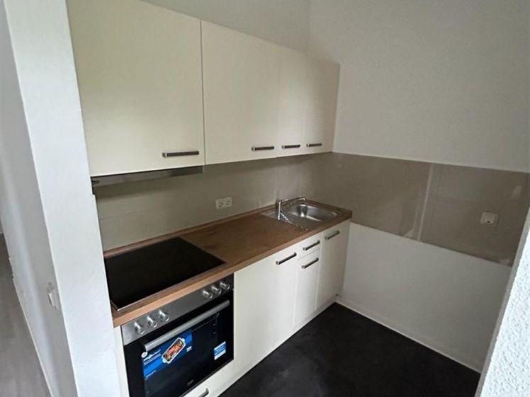 Günstige 3-Zimmer mit Einbauküche, Terrasse, Dusche und Laminat in zentraler Lage! SP mgl. - Photo 1