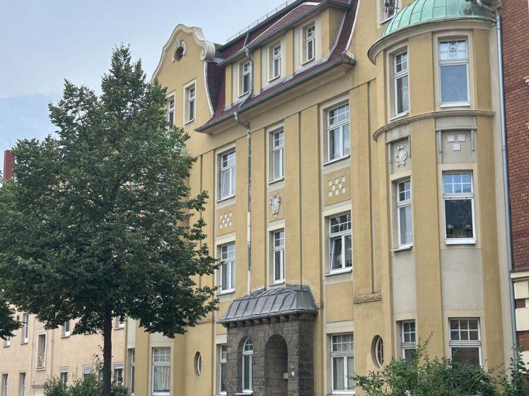 Traumhaft schöne 3-Raumwohnung mit neuem Bad, EBK und Kaminanschluss in einer Jugendstil-Villa - Foto 1