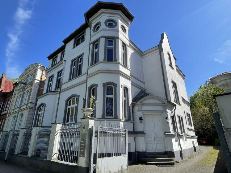 Exklusive 2-Zimmer-Dachgeschosswohnung in historischer Jugendstil-Villa mit Schlossblick - Photo 1
