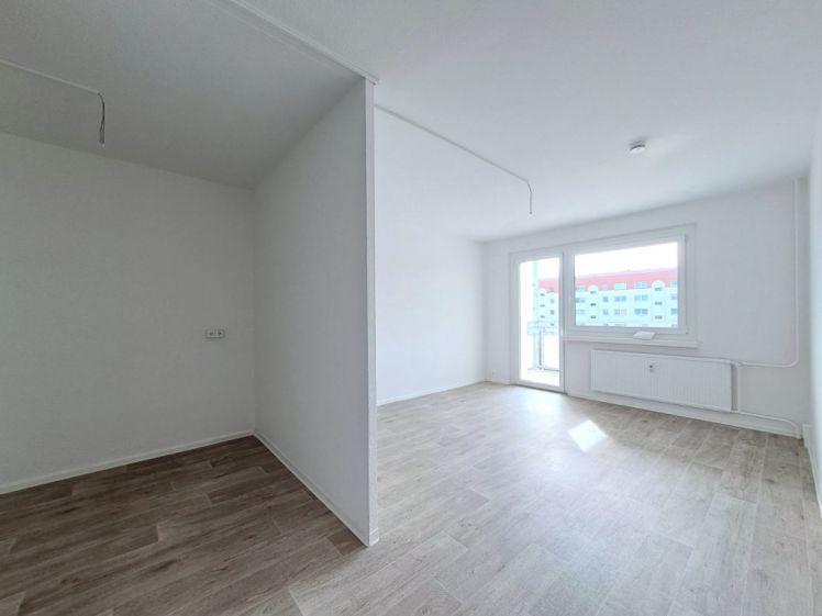 Erstbezug nach Sanierung +++ neues Wannenbad +++ neuer Balkon +++ tolle Aussicht - Foto 1