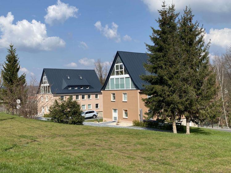 ungewöhnliche 4-Raum-Maisonette mit großer Glasfront und eigenem Garten - Foto 1