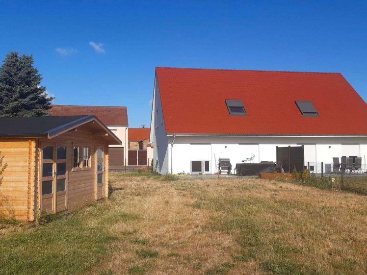 Neuwertiges Niedrigenergiehaus mit Einbauküche, Garten und Gartenhaus - Foto 1