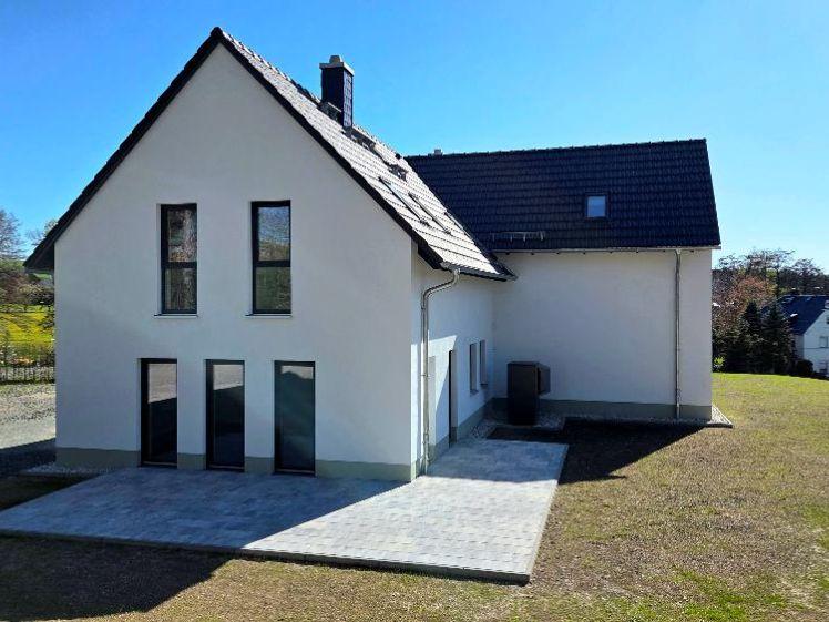 Erstklassige neue Doppelhaushälfte ( Niedrigenergiehaus ) m. gr. Terrasse, Carport und Gartenanteil - Foto 1
