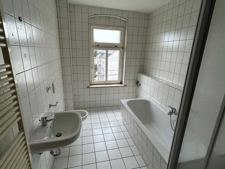 Am Park! Großzügige 3-Zi. mit Aufzug, Laminat, Wanne und Dusche! EBK mgl. - Photo 1